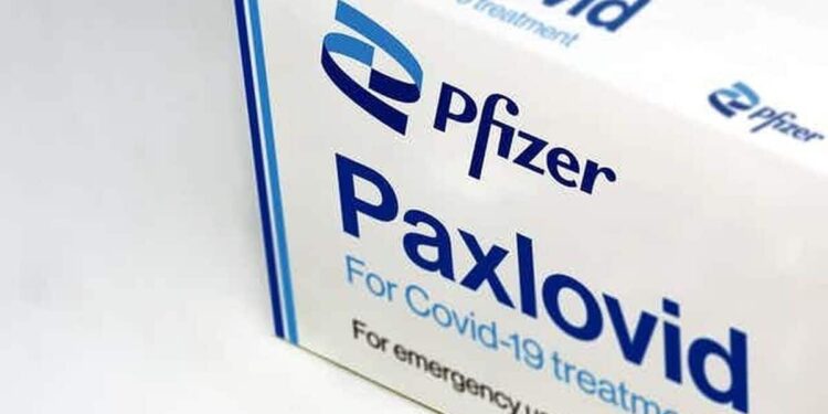 Paxlovid. Patilla Pfizer. coronavirus. Foto de archivo.