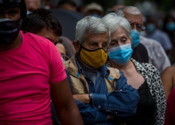 Personas hacen fila para ingresar a un centro de vacunación en Caracas, en una fotografía de archivo. EFE/Rayner Peña R