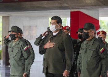 fotos de twitter de nicolás maduro. Con gran alegría participé este #28Dic, en el acto de Salutación de Fin de Año 2021 a nuestra gloriosa FANB. Mis saludos y felicitaciones a toda la familia militar de Venezuela, les envío un abrazo sincero y el deseo de que les lleguen las bendiciones de nuestro Dios.