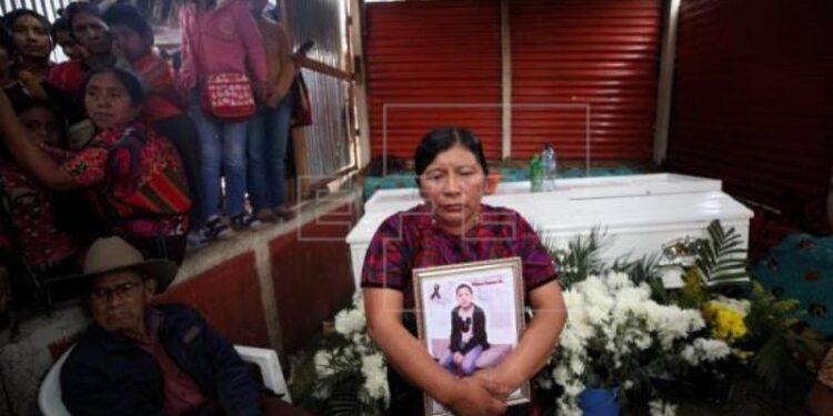 Familiares y amigos del migrante guatemalteco Wilson Ramos asisten hoy a su funeral en la aldea de El Boquerón, en Joyabaj (Guatemala). EFE/Esteban Biba