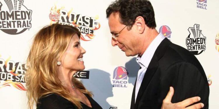 Lori Loughlin y Bob Saget (+). Foto de archivo.