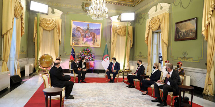 Maduro recibe cartas credenciales de los Embajadores de Argelia y Perú. Foto @PresidencialVen