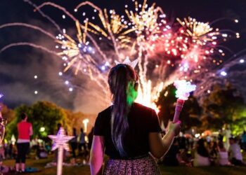 Una niña observa los fuegos artificiales durante la celebración del Año Nuevo en Melbourne, Australia. DIEGO FEDELE GETTY IMAGES