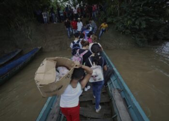 Venezolanos desplazados, rio Arauca. Foto AP.