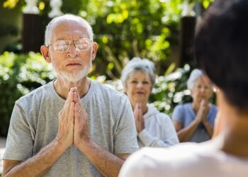 Grupo de personas meditando