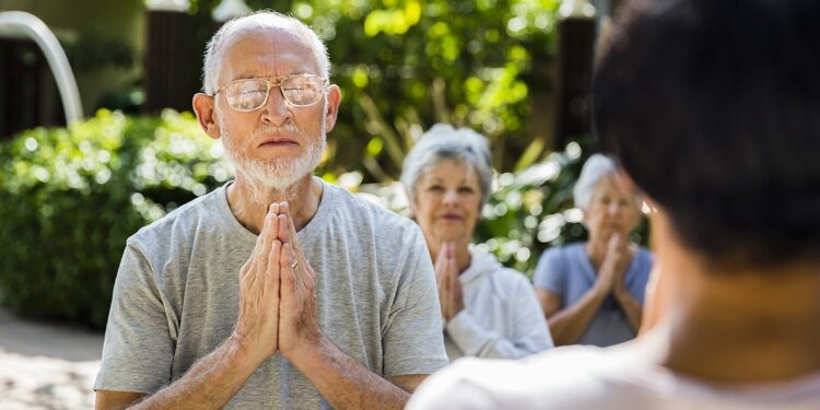 Grupo de personas meditando