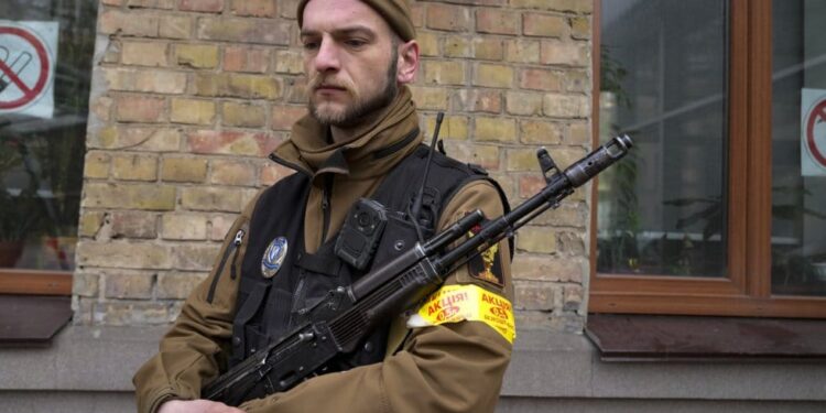 Un miembro armado de la defensa civil sostiene un rifle de asalto en Kiev. El presidente ucranio ha rechazado el diálogo con Rusia en Bielorrusia, aunque se ha mostrado abierto a hacerlo en otras localidades. EFREM LUKATSKY AP