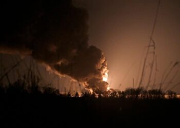 Gaseoducto en llamas tras un bombardeo en la base militar de Vasylkiv, en la región de Kiev. Finlandia e Irlanda han sido los dos últimos países europeos en anunciar el cierre de sus espacios aéreos a Rusia, un paso más en un proceso sancionador que persigue aislar económicamente a ese país por su invasión de Ucrania. MAKSIM LEVIN REUTERS