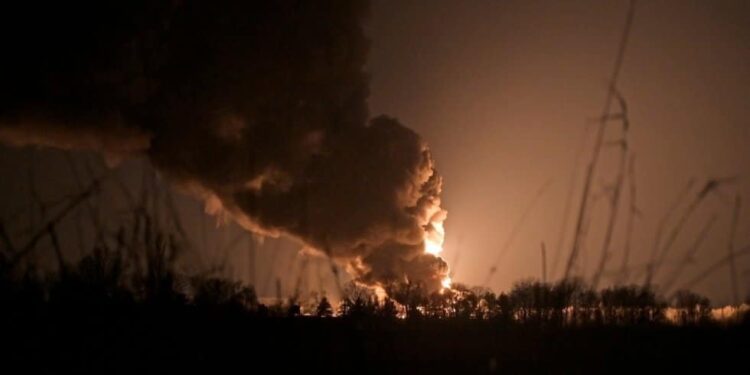 Gaseoducto en llamas tras un bombardeo en la base militar de Vasylkiv, en la región de Kiev. Finlandia e Irlanda han sido los dos últimos países europeos en anunciar el cierre de sus espacios aéreos a Rusia, un paso más en un proceso sancionador que persigue aislar económicamente a ese país por su invasión de Ucrania. MAKSIM LEVIN REUTERS