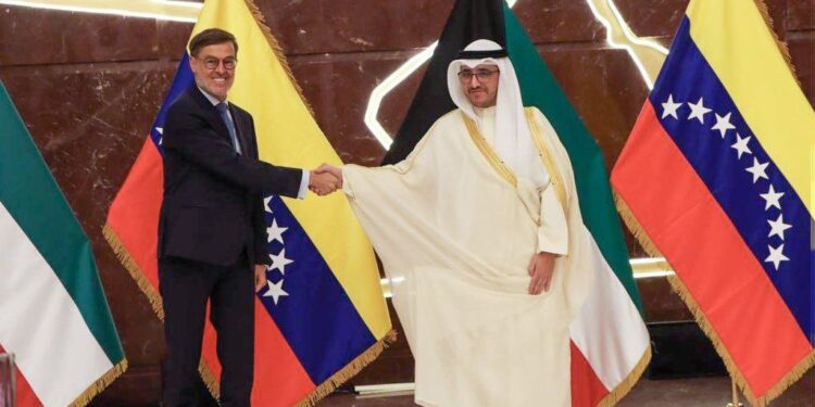 Canciller del régimen de Maduro Felix Plasencia y el ministro de exteriores kuwaití, Ahmed Nasser Al-Mohammed Al-Ahmed. Foto @PlasenciaFelix