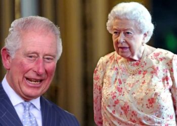 Príncipe Carlos de Inglaterra y la Reina Isabel II. Foto agencias.