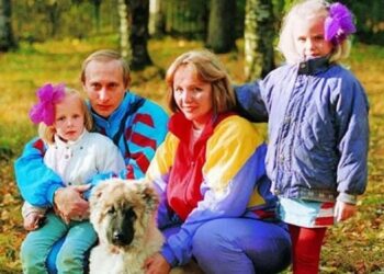 Vladimir Putin con su ex esposa, Ludmila, y sus hijas, Masha y Katia, la más pequeña, que nació en la RDA mientras él estaba en misión del KGB en Dresde. (Russian Archives. Zuma Wire. Shutterstock)