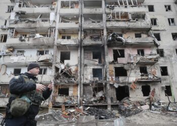 Kiev (Ukraine), 25/02/2022.- Aftermath of an overnight shelling at a residential area in Kiev, Ukraine, 25 February 2022. Russian troops entered Ukraine on 24 February prompting the country's president to declare martial law. (Rusia, Ucrania) EFE/EPA/SERGEY DOLZHENKO