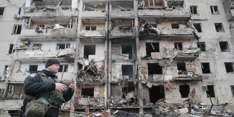 Kiev (Ukraine), 25/02/2022.- Aftermath of an overnight shelling at a residential area in Kiev, Ukraine, 25 February 2022. Russian troops entered Ukraine on 24 February prompting the country's president to declare martial law. (Rusia, Ucrania) EFE/EPA/SERGEY DOLZHENKO