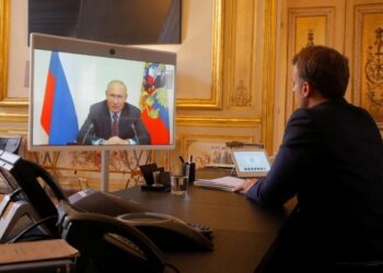 El presidente de Rusia Vladimir Putin y el Presidente de Francia, Emmanuel Foto agencias.