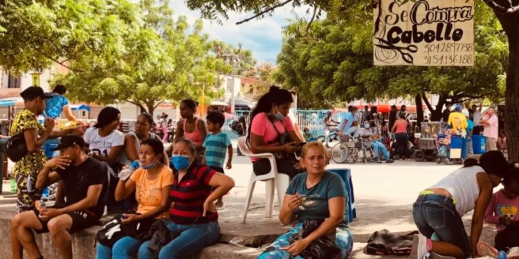 Una joven espera vender su cabellera en un puesto de compra de cabello cerca del Puente Internacional Simón Bolívar, en la frontera entre Colombia y Venezuela.
FRANCESC BADIA I DALMASES