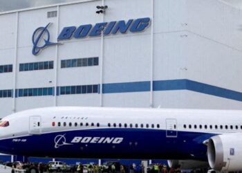 FILE PHOTO: FILE PHOTO: A Boeing 787-10 Dreamliner taxis past the Final Assembly Building at Boeing South Carolina in North Charleston, South Carolina, United States, March 31, 2017. REUTERS/Randall Hill/File Photo/File Photo/File Photo