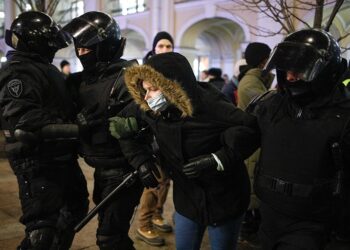 ST PETERSBURG, RUSSIA - MARCH 2, 2022: Law enforcement officers detain participants in an unauthorized rally against the Russian military operation in Ukraine in Nevsky Avenue. On 24 February, Russia's President Putin announced his decision to launch a special military operation after considering requests from the leaders of the Donetsk People's Republic and Lugansk People's Republic. Valentin Yegorshin/TASS/Sipa USA