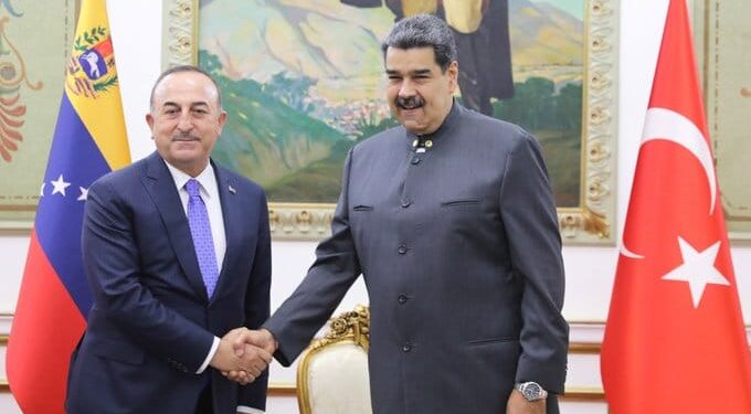 Nicolás Maduro y el canciller de Turquía, Mevlüt Çavusoglu. Foto @PresidencialVen