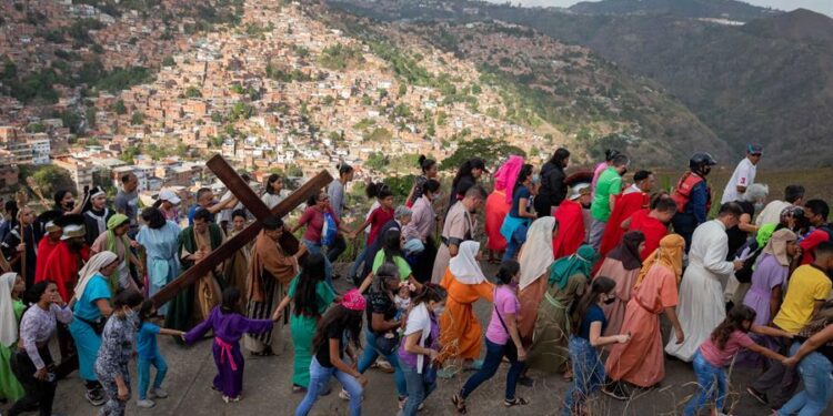 Viacrucis, Caracas, Petare, Venezuela. Foto EFE Rayner Peña R.