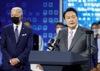 U.S. President Joe Biden looks on as South Korean President Yoon Suk-yeol delivers remarks during a visit to a semiconductor factory at the Samsung Electronics Pyeongtaek Campus in Pyeongtaek, South Korea, May 20, 2022. REUTERS/Jonathan Ernst