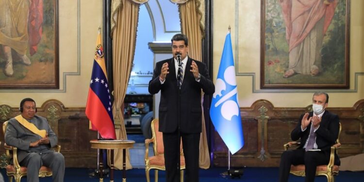 El Secretario General de la Organización de Países Exportadores de Petróleo, Mohamed Barkindo y Nicolás Maduro. Foto @PresidencialVen