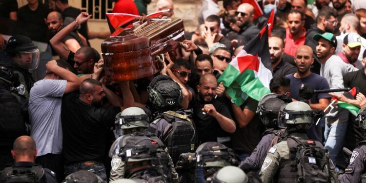 El funeral de la asesinada periodista palestina Shireen Abu Akleh. Foto agencias.