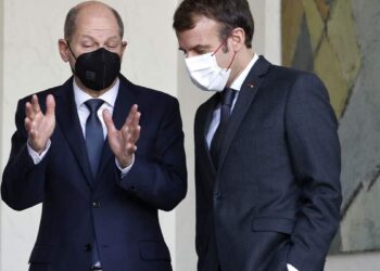 El presidente francés, Emmanuel Macron y el canciller alemán, Olaf Scholz. Foto de archivo.
