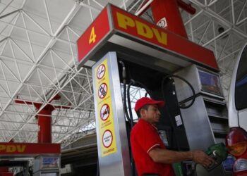 Una gasolinera de PDVSA operando en Caracas. REUTERS/Carlos Garcia Rawlins