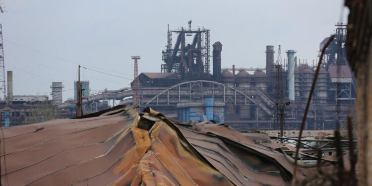 La acería Azovstal en la ciudad portuaria ucraniana de Mariúpol. Foto agencias.