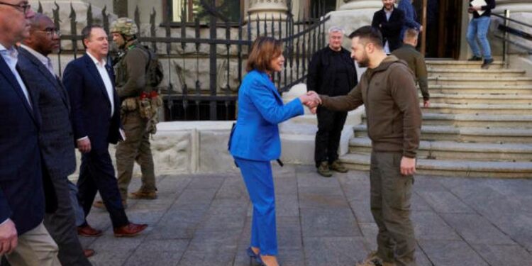 La presidenta de la Cámara de Representantes del Congreso de Estados Unidos, Nancy Pelosi, y el presidente de Ucrania Volodomyr Zelensk. Foto agencias.