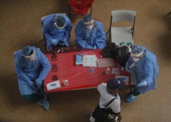 Personal de salud se prepara para realizar pruebas para detectar la covid-19 en la estación de transporte de albrook, en Ciudad de Panamá, en una fotografía de archivo. EFE/Carlos Lemos