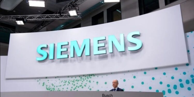 FOTO DE ARCHIVO: El CEO de Siemens, Roland Busch, bajo el logotipo de la empresa alemana durante la junta general de accionistas celebrada en Múnich, Alemania, el 10 de febrero de 2022. Sven Hoppe/Pool via REUTERS