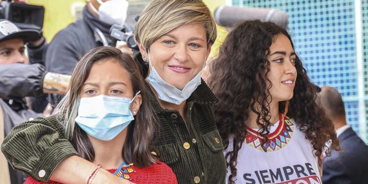 Verónica Alcocer, esposa de Gustavo Petro, junto a sus dos hijas Antonella y Sofía. Foto Juan Carlos Sierra. Semana.