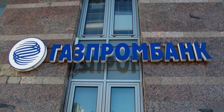 ARCHIV - 27.02.2022, Russland, St. Petersburg: Das Logo der Gazprombank auf einem Gebäude. Kremlchef Wladimir Putin hat mit Wirkung zum 1. April angeordnet, dass westliche Staaten Konten bei der Gazprombank eröffnen müssen, um weiter russisches Gas zu erhalten. (zu dpa: «Putin: Gas-Zahlungen westlicher Staaten künftig über russische Konten») Foto: Maksim Konstantinov/SOPA Images via ZUMA Press Wire/dpa +++ dpa-Bildfunk +++