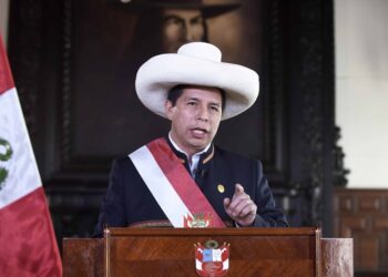 AME8246. LIMA (PERÚ), 06/10/2021.- Fotografía cedida hoy por la Presidencia del Perú que muestra al mandatario Pedro Castillo, durante un mensaje a la nación. Castillo anunció este miércoles que aceptó la renuncia de su primer ministro, Guido Bellido, y que en las próximas horas tomará juramento a un nuevo gabinete de ministros. "He decidido tomar algunas decisiones en favor de la gobernabilidad", enfatizó Castillo en un breve mensaje televisado en el que confirmó los rumores de la salida de Bellido, cuya permanencia en el cargo era cuestionada por la oposición política y gran parte de la ciudadanía. EFE/Presidencia del Perú /SOLO USO EDITORIAL /SOLO DISPONIBLE PARA ILUSTRAR LA NOTICIA QUE ACOMPAÑA (CRÉDITO OBLIGATORIO)