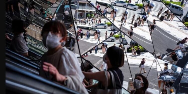 FOTO DE ARCHIVO: Un centro comercial de Tokio durante el brote de COVID-19 en Tokio, Japón, 19 de agosto de 2021. REUTERS / Athit Perawongmetha.