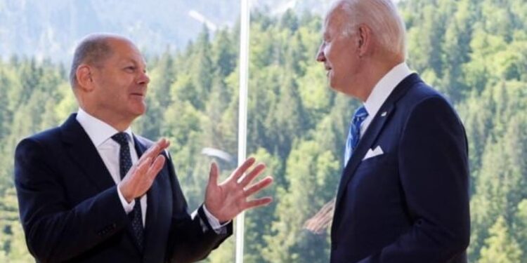 El canciller alemán, Olaf Scholz, con el presidente de EE.UU., Joe Biden, durante la cumbre del G-7. Fuente agencias.