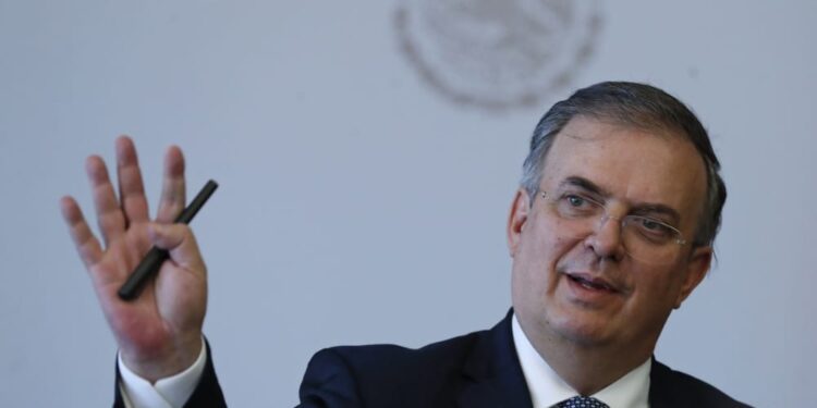 El canciller mexicano, Marcelo Ebrard, habla durante una conferencia de prensa, en la Ciudad de México (México). EFE/Mario Guzmán