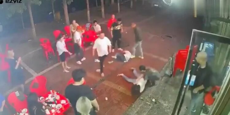 Un hombre ataca a una mujer en un restaurante en la ciudad nororiental de Tangshan, China, el 10 de junio de 2022, en esta captura de pantalla tomada de imágenes de vigilancia obtenidas por REUTERS el 12 de junio de 2022. Video obtenido por Reuters/a través de REUTERS