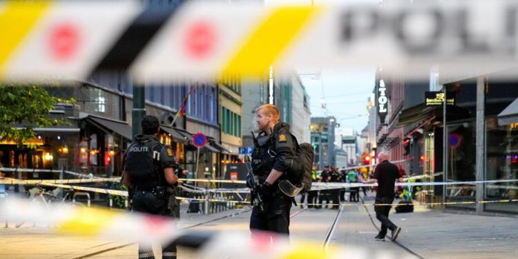 El primer ministro noruego, Jonas Gahr Støre, señaló que todo el país está lleno de "pena" por el tiroteo registrado esta madrugada en varios puntos del centro de Oslo, entre ellos un pub frecuentado por la comunidad homosexual, que la policía investiga como un acto de "terrorismo islamista extremista".  "Este día debíamos celebrar el amor y llenar las calles con los colores del arco iris, pero estamos llenos de pena. De nuevo Noruega ha sido afectada por un brutal ataque contra gente inocente", dijo en rueda de prensa Gahr Støre.  En el atentado murieron dos personas y veintiuna resultaron heridas, diez de ellas de gravedad y, por recomendación de las autoridades, la organización del Oslo Pride ha suspendido todos los actos que debían celebrarse hoy en la capital noruega.  El atacante, arrestado cerca de la escena de los tiroteos, es un ciudadano de 42 años de nacionalidad noruega y de origen iraní, al que el PST tenía bajo su radar desde 2015 por peligro de radicalización, aunque no se consideró que pudiera tener intenciones violentas.  La policía trata de averiguar su grado de motivación ideológica y su vinculación con redes extremistas, a la vez que está al tanto de que ha tenido problemas mentales en el pasado.  "No sabemos qué llevó al agresor a disparar contra gente inocente, por qué eligió ese sitio y esa noche. Pero sabemos que pertenece a un ambiente radical y que mató, hirió y provocó el miedo. Y aunque no sabemos si su objetivo era la comunidad homosexual, esta fue la víctima", dijo el primer ministro.  La ministra de Justicia, Emilie Enger Mehl, resaltó que aunque la investigación apunta a un acto terrorista, el motivo aún no está claro y se manejan varias hipótesis, a la vez que agradeció la ayuda de varios ciudadanos que ayudaron a detener al agresor.  "Íbamos a ir al desfile, a celebrar el amor por primera vez en tres años, lo necesitábamos, lo merecíamos. Esta noche a mis amigos les dispararon y personas inocentes murieron", dijo la ministra de Cultura, Anette Trettebergstuen, para quien el arco iris ha sido "teñido de negro".  Las autoridades han elevado de tres a cinco (el máximo) el nivel de alerta terrorista ante el peligro de que los actos pudiesen inspirar a otras personas, aunque el PST no tiene ninguna indicación de que se hayan planeado más ataques, y han emitido una orden temporal para que la policía de todo el país vaya armada.  Al detenido, identificado por medios noruegos como Zaniar Matapor y que está siendo interrogado, se le requisaron dos armas, una de ellas automática, y se han presentado contra él cargos por homicidio, intento de homicidio y acto terrorista.