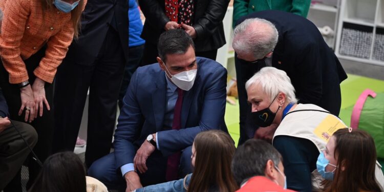 Pedro Sánchez, con los refugidos ucranianos en España. Foto de archivo.