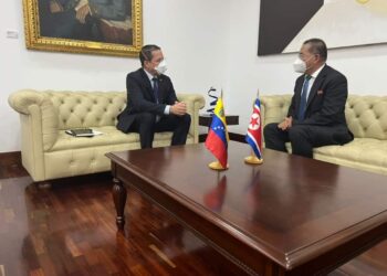 Canciller del régimen de Maduro Carlos Farias y el Embajdor de Corea del Norte, Ri Sung Gil. Foto @Cancilleria VE