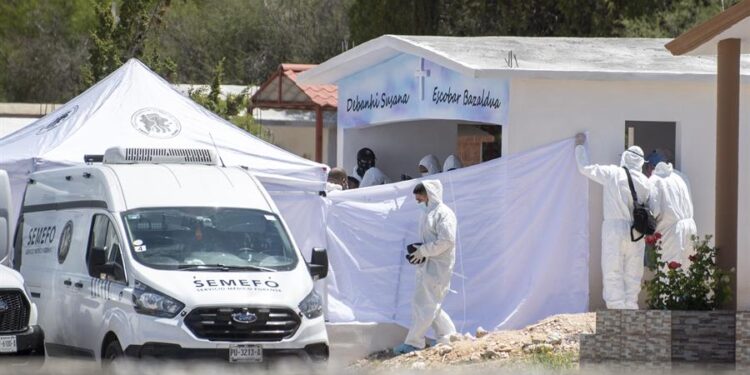 Peritos forenses trabajan en la exhumación del cuerpo de Debanhi Susana Escobar, hoy en el municipio de Galeana, en Nuevo León (México). Autoridades mexicanas exhumaron este viernes el cuerpo de Debanhi Escobar, joven de 18 años hallada muerta en abril en un motel del norteño estado de Nuevo León cuyo misterioso presunto feminicidio sigue sin resolverse. EFE/Miguel Sierra.