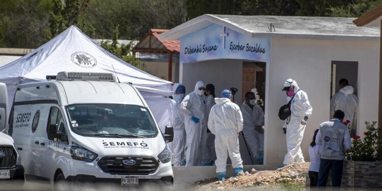 Peritos forenses trabajan en la exhumación del cuerpo de Debanhi Susana Escobar, hoy en el municipio de Galeana, en Nuevo León (México). Autoridades mexicanas exhumaron este viernes el cuerpo de Debanhi Escobar, joven de 18 años hallada muerta en abril en un motel del norteño estado de Nuevo León cuyo misterioso presunto feminicidio sigue sin resolverse. EFE/Miguel Sierra.