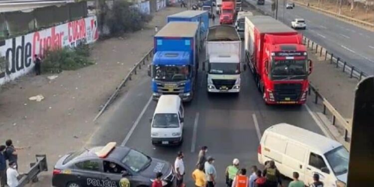 Paro transportistas Perú. Foto agencias.