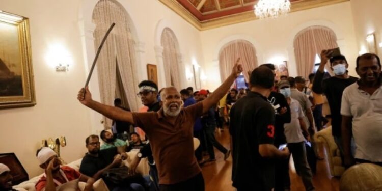 Los manifestantes protestan dentro de las instalaciones de la Casa del Presidente, después de que el presidente Gotabaya Rajapaksa huyera, en medio de la crisis económica del país, en Colombo, Sri Lanka, el 9 de julio de 2022. REUTERS/Dinuka Liyanawatte.