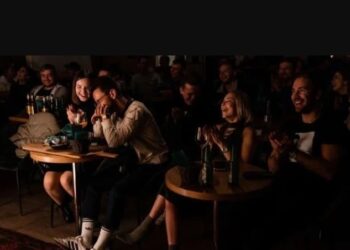 Los ucranianos acuden al humor para soportar el dolor de la guerra. Los comediantes actúan en pequeños clubes de stand up o en los refugios para recaudar fondos para las tropas. (Dimitar Dilkoff/AFP)