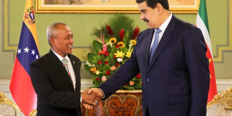 Nicolás Maduro y el Embajador de Suriname. Foto @PresidencialVen