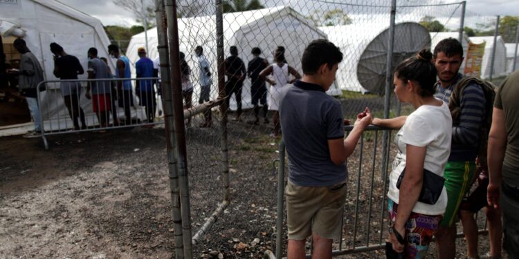 Migrantes hacen fila para registrarse en el albergue de San Vicente en Darién (Panamá), en una fotografía de archivo. EFE/Bienvenido Velasco